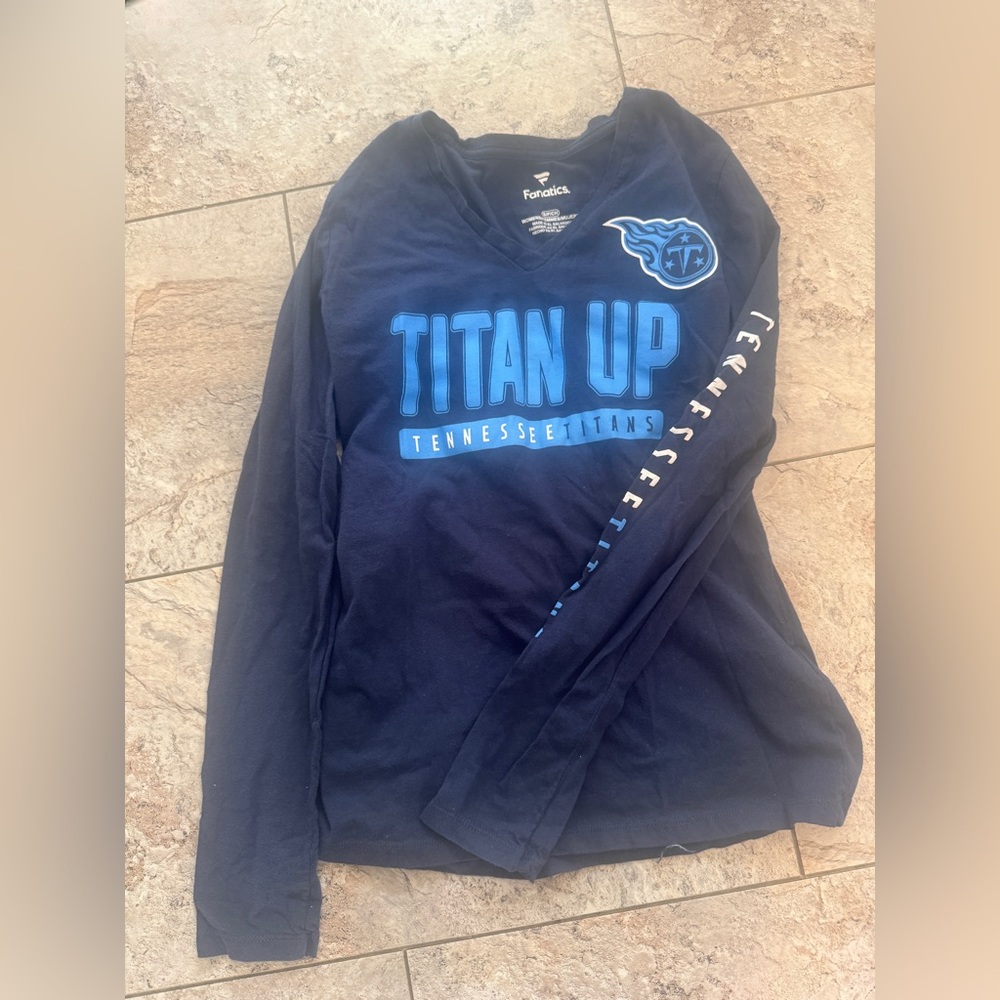 Size Small Women’s Tennessee Titans shirt - Fanatics